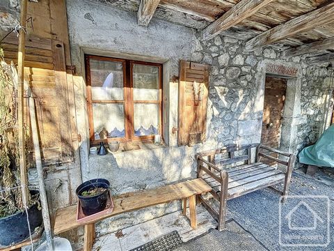 Located in the Nants area of Les Carroz, 1.5 km from the village centre, the Campanules farmhouse, dating back to 1720 for its lower part and 1839 for the upper part, has retained its old charm. It already offers 182m2 of living space and the opportu...