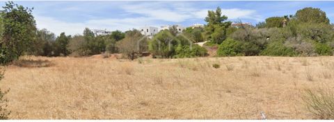 Terrain dans une zone rurale où le calme règne à Torre, Armação de Pêra en Algarve. Il s'agit d'une parcelle de terre de culture arable et d'arbres caractéristique de la région de l'Algarve, d'une superficie totale de 6 064 m2. La propriété est entiè...