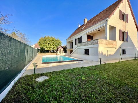 DIJON NORD 8 MIN VALMY. In a cul-de-sac, on an enclosed plot of 747 m2 with swimming pool, house in excellent condition comprising a basement/garden level complete with garage, summer kitchen, office/bedroom and shower room/wc. On the 1st floor, entr...