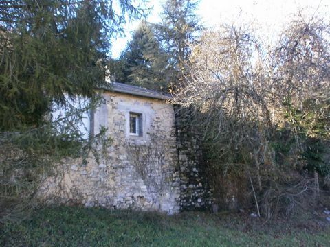 Viane 81, just 1 hour from Albi, stone Maset with wooded garden to finish restoring. Facing pastures and forests, in this natural, super calm environment, and close (2km) to the village of Viane, here is a small hovel with development and finishing w...