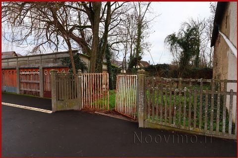 Your real estate advisor noovimo Véronique Jeanneau ... offers you exclusively this building land in the center of Château la Vallière, 32km from Saint Cyr sur Loire and 36km from Tours center. The land has a building area of 735m2, to be serviced (w...