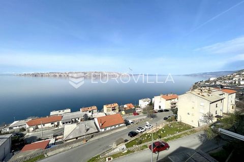 Senj, two-room apartment on the fourth floor of a quality and well-maintained residential building with a beautiful view of the sea. It consists of an entrance hall, an open space kitchen, a dining room and a living room that leads to a balcony with ...