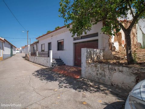 House of 2 floors with two bedrooms (habitable attic). It has a garage and a pleasant rooftop terrace. Located in Alcaria da Serra, 5min from Vidigueira. Next to the Pedrogão Dam. Village with good road access. It is compartmentalized into: • Ground ...