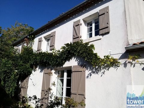 Venez vous installer dans cette belle demeure de 136 m2 habitables, avec son terrain et ses 2 dépendances, le tout situé sur la commune de Rougnac à 24 mn de l'entrée de Soyaux. La propriété se trouve en pleine campagne proche de la Dordogne, dans un...