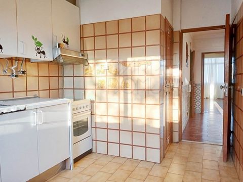 3 bedroom flat, next to the centre of Cascais. Consisting of entrance hall, kitchen with pantry, living room with sunroom, 2 bathrooms (one with shower, one with bathtub) and 3 bedrooms (1 with sunroom, another with balcony; 2 of them with wardrobe)....