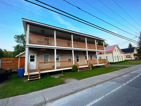 Quadruplex très bien situé à distance de marche de tout. Située à l'entrée Ouest de Bedford, tout près de l'école primaire-secondaire (Mgr Desranleau) et de l'Aréna, cette propriété assure des revenus stables avec ses quatre appartements 4 1/2. Elle ...