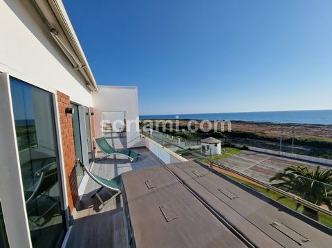 Fantastic three bedroom apartment in São Félix da Marinha! Situated on the top floor of a building with only four floors on the first line of the beach, this apartment with a total construction area of 178m2, is privileged by its fabulous view over t...