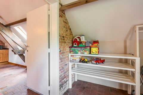 This elegant first-floor apartment has access to a garden, also shared with other guests. Camps for children are held there during the weekend parties, it has all the ingredients for a relaxing holiday with family or friends, in a green oasis near th...