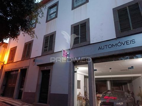 Located in the centre of Funchal, this four-storey building with 698 m2 of gross construction area offers a unique opportunity for investment and rehabilitation. This property is located in an area with the highest rate of construction in Funchal. Co...