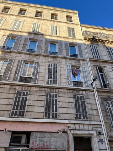 Situé dans le 6e arrondissement de Marseille, cet appartement bénéficie d'un emplacement privilégié au cœur de la ville. Proche des commodités et points d'intérêt, tels que les commerces, les restaurants et les établissements scolaires, cet emplaceme...