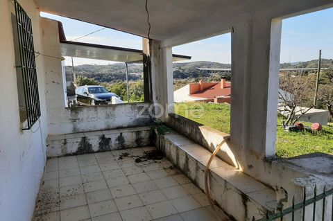 Identificação do imóvel: ZMPT554666 Fantastic villa with 2 bedrooms in the countryside. This house is located in Monte Algarvio in the Vale Figueira area, 5 minutes from São Bartolomeu de Messines, it has 4 more houses (germinated). It has electricit...