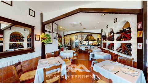 In the port of Caleta de Velez you get the unique opportunity to acquire this constellation of three, two businesses and living, On the ground floor is the well-established restaurant with upscale cuisine, known and successful for many years. It offe...