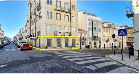 Commercial store with a lot of visibility in Lapa, Lisbon. Commercial space for tertiary use (shop) with basement and access to a back patio. Consisting of a large open space with 5 shutters/windows to Rua do Quelhas and 4 shutters/windows to Rua da ...