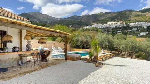 A charming holiday or residential home with stunning views. This is a unique opportunity to own your own little paradise just 40 km from Malaga Airport. The house was originally built in 2007 and has been completely renovated this year to modern stan...