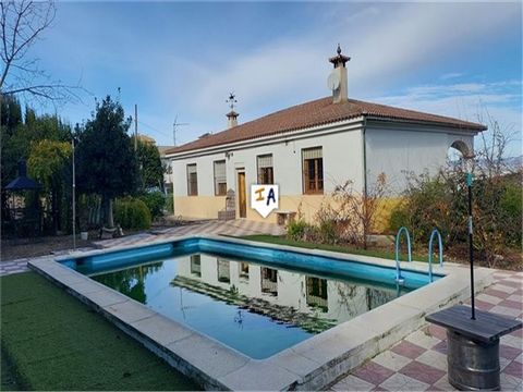 Diese großartige Villa mit 5 Schlafzimmern und 3 Bädern auf einem großzügigen 1.716 m² großen Grundstück liegt am Rande der fabelhaften Stadt Rute in der Provinz Cordoba in Andalusien, Spanien. In Rute finden Sie alle Arten von Einrichtungen und Dien...