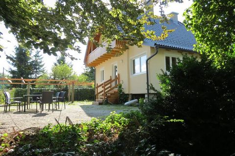 Esta bonita casa de vacaciones se encuentra en una ubicación perfecta entre las montañas y el lago en Bodensdorf am Ossiacher See. Los amigos y las familias pueden relajarse aquí, hacer una barbacoa juntos en el jardín y aprovechar la amplia gama de ...