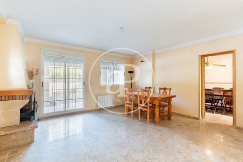 Magnificent couplet in Mas Camarena, in prestigious private residential, just 14 km from Valencia and 10 km from the airport, we find this beautiful townhouse double in gated community with gardens, common areas and swimming pools. It is a spacious v...