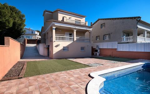 Magnificent three-storey detached house with sea view. Plot of 424 m2 with private pool and garden of 100 m2. On the ground floor we find an 8 m2 hall, a 40 m2 living room with a terrace with views of the pool, the sea and the mountains of about 15 m...