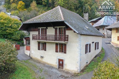 Discover this magnificent family home, ideally located in a peaceful hamlet on the heights of Faverges. With a generous surface area of 175 m2, this home offers all the space your family needs to thrive. The interior is composed of six spacious bedro...