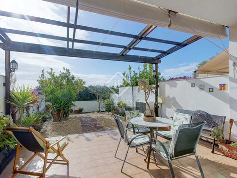 Spacious, bright duplex with a garden and sea views, located in Sitges. The layout of the apartment includes the ground floor with a generous living-dining room which connects seamlessly to the garden, providing breathtaking views of the sea and an e...