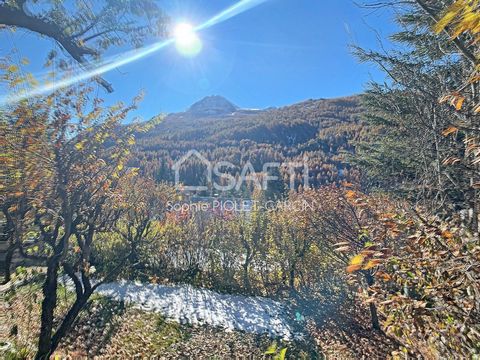 This exceptional property overlooks the Serre-Chevalier valley, offering 180° views. It opens onto a magnificent wooded garden with swimming pool. An old building dating back to the Revolution, its current owners have pampered it for over 40 years, r...