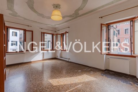 The property for sale is located in the picturesque setting of Campiello Widman. On the first floor of a historic building, it enjoys a wonderful open view of the campo, offering a pleasant Venetian atmosphere. The ground floor of the building houses...