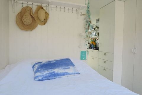 Het pittoreske slaapstrandhuisje op het Dishoekse strand is geschikt voor 5 personen en heeft 2 slaapkamers. Het appartement heeft een mooi uitzicht en ligt dicht bij het strand. Perfect voor een vakantie met het gezin! Het strand ligt letterlijk voo...