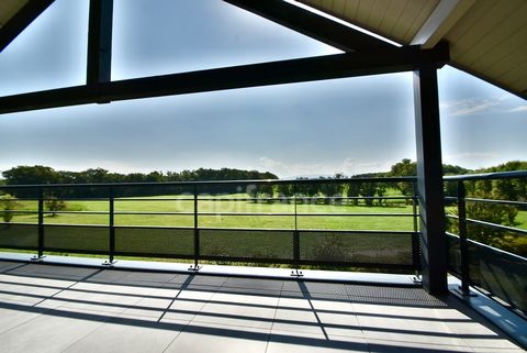 EXCLUSIVITE PREVESSIN MOENS. Dans une résidence récente de standing et sécurisée, situé au dernier étage, voici un magnifique appartement traversant bénéficiant d'un espace de vie très confortable prolongé d'une terrasse avec une vue imprenable côté ...