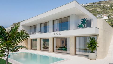 Villa met 3 slaapkamers gelegen in Arco da Calheta, gelegen in een bevoorrechte omgeving met veel natuurlijk licht en een prachtig uitzicht op zee. Op de begane grond heeft de woning een overdekte garage met ruimte voor twee auto's en een buitenruimt...