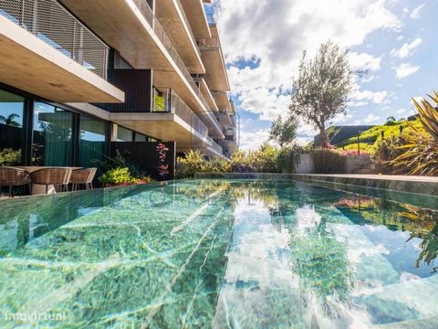 Penthouse T3 com Terraço Privativo e Piscina Aquecida: Bem-vindo ao paraíso urbano no coração da deslumbrante Madeira! Esta Penthouse excepcionalmente projetada oferece uma experiência de vida sem igual. Desfrute da serenidade e calma que a natureza ...