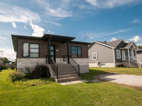 Charmante maison sans voisin arrière, adossée au Parc Cécile Rochefort, dans un quartier familial paisible à proximité de l'école primaire et des commodités. Le rez-de-chaussée lumineux s'ouvre sur une aire ouverte avec une cuisine moderne, comptoirs...