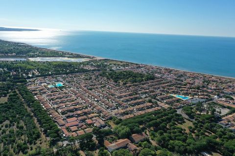 Village de vacances familial avec grand espace piscine, à seulement 500 m de la plage ! Les maisons mitoyennes, construites dans un style méditerranéen, ont toutes leur propre espace extérieur privé et une agréable terrasse meublée. En juillet et aoû...