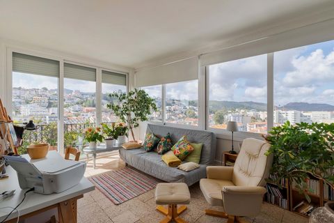 Magnificent flat located in one of Setúbal's most coveted neighbourhoods: Montalvão. The flat has four bedrooms, two bathrooms and a kitchen with a large pantry/storage room. The living room, with a fireplace, opens onto a winter garden to the north ...