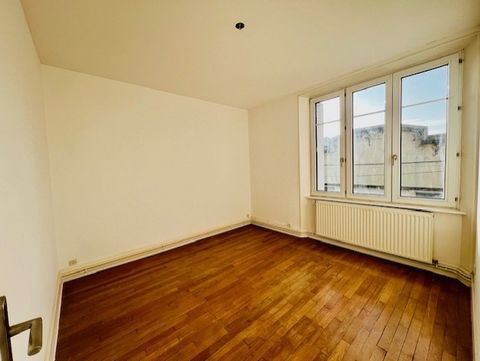 Faîtes l'acquisition d'un bien immobilier avec cet appartement assez vaste pour un T3 sur la commune de Jarny, quartier gare. Il s'agit d'un appartement se trouvant au premier étage d'un bâtiment de 2 niveaux. Ce logement conviendra parfaitement à un...