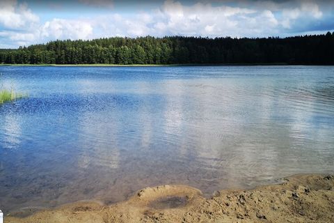 Przestronny dom wakacyjny w pięknym miejscu, bezpośrednio nad jeziorem Spore. Okolica to raj dla wędkarzy i miłośników przyrody. 2-kondygnacyjny dom wakacyjny znajduje się na ogrodzonej posesji, w bardzo spokojnej okolicy, w otoczeniu drzew. Z terenu...