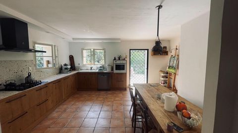 La Valette-du-Var - Le Partégal. Charming 1930s house in a highly sought-after area on a plot of 2,000 sqm, sheltered from view. Its environment and its volumes are an undeniable plus. On the ground floor, a beautiful 20 sqm fully equipped kitchen op...