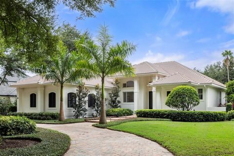 Welcome home to this beautifully renovated, villa-style retreat located in renowned guard gated Isleworth Golf & Country Club. This home exudes the ideal balance of unwavering luxury and comfort and features only the finest upgraded features and fini...