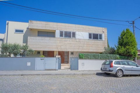 Fantástica Moradia T3+1 Próxima da Praia de Valadares com 3 Frentes CASA COM PRÉ AVALIAÇÃO BANCÁRIA igual ao valor pedido (545.000EUR) Moradia de estilo contemporâneo próxima da praia de Valadares, com 3 frentes, que se distribui da seguinte forma: -...