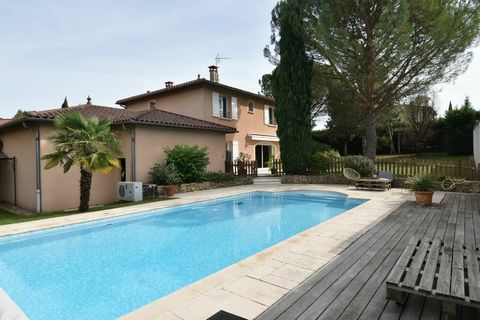 EXCLUSIVITE - Tassin-la-Demi-Lune - Villa d'architecte de 184 m² avec piscine, double garage et dépendance aménageable Au bout d'une allée privée au calme absolu et sans aucun vis-à-vis, venez découvrir cette belle villa édifiée sur une parcelle pays...