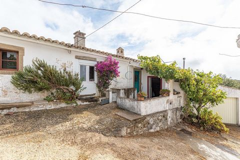 Genesteld in het schilderachtige gehucht Feiteira, in het hart van het platteland van de Algarve, biedt dit charmante halfvrijstaande traditionele Portugese huisje met veel originele kenmerken een rustig toevluchtsoord en een fantastische kans om een...