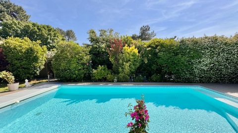 ARES Côté Bassin, villa de plain-pied sans aucun vis-à-vis, sur une belle parcelle de 1000 m², avec piscine, grand garage de 23m² et carport. A quelques pas du Bassin, cette villa traditionnelle lumineuse jouit d'une grande intimité. Une vraie entrée...