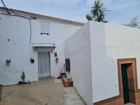 Als u op zoek bent naar een veilige investering, dan is dit gerenoveerde herenhuis een ideale optie. Gelegen in de pittoreske wijk Olias in het oostelijke deel van de hoofdstad Malaga, biedt het de rust en onafhankelijkheid die veel potentiële huurde...