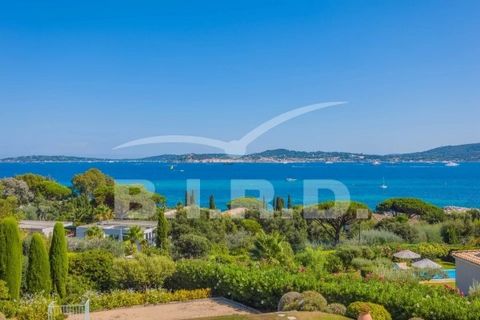 Située dans un domaine gardé et prisé, cette villa provençale de 310 m², en parfait état, offre une vue panoramique époustouflante sur Saint-Tropez. Dès l'entrée, vous serez immédiatement séduits par la vue imprenable sur la mer et Saint-Tropez. Le s...