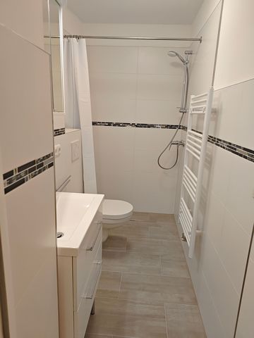 Muenchner Freiheit, Muenchen zentral Lage. 5 zimmer Wohnung. Ein Bad, Ein WC. Mit Fussbodenheizung.