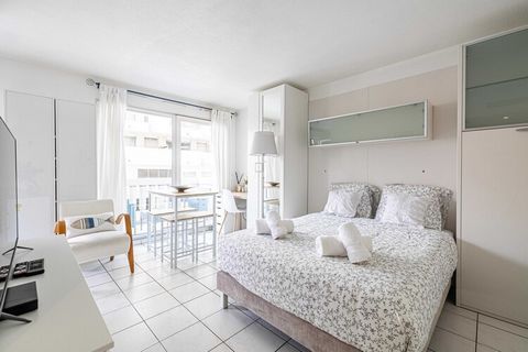 Discover the comfort in our charming studio for two people located in the heart of Nice. The swimming pool of the residence is at your disposal from June 1st to September 30th of each year! Fully equipped apartment with air conditioning, quiet balcon...