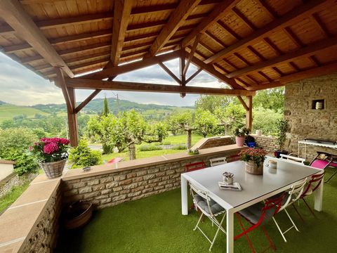 Die Agentur Sandra Viricel Immobilier präsentiert exklusiv dieses schöne Haus mit Charakter, in Stein, authentische Häuser der schönen Dörfer der Weinberge von Mâconnais, im Herzen des Dorfes Bussières, 15 Minuten vom Zentrum von Macon entfernt. Sein...