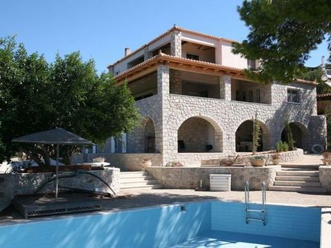 Zu verkaufen Villa in Porto Heli. Das Haus wurde 1995 erbaut und 2012 renoviert, wo mehr Platz hinzugefügt wurde und die Außenwände mit Stein konfrontiert wurden. Wohnfläche ist 350 m2. Das Erdgeschoss ist eine autonome Wohnung mit 2 Schlafzimmern, 1...