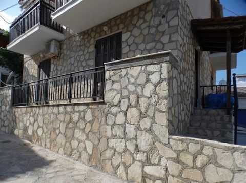 Wohnung zum Verkauf in Pythagoreio Samos. Die Wohnung befindet sich im Hochparterre eines zweistöckigen Hauses, unabhängig mit eigenem Eingang. Luftig, hell mit drei Seiten in Gassen. Es liegt 20 Meter vom Meer und etwa 35 Meter vom Strand entfernt. ...