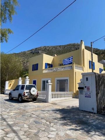 Immeuble en bord de mer à vendre à Leros. Le bâtiment de deux étages dispose de trois chambres sur la partie supérieure de 105 m² et la partie inférieure est de 107 m² prête pour un magasin. A l’étage et en bas, il a une cheminée. Il y a des panneaux...