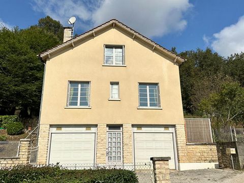 24420 SAVIGNAC LES EGLISES EN EXCLUSIVITE, Au coeur du bourg de Savignac les Eglises, Chantal Jacquement vous présente une maison en pierres d'une surface d'environ 80 m2. En rez-de-chaussée vous trouverez une entrée, deux garages avec porte automati...